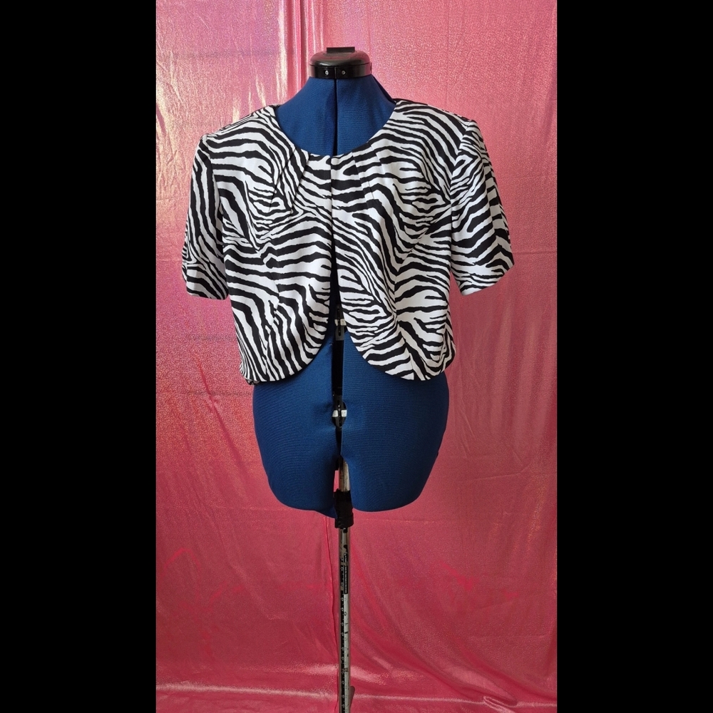 🆕️LISTING! Bold Black & White Statement Zebra Print Cropped Jacket